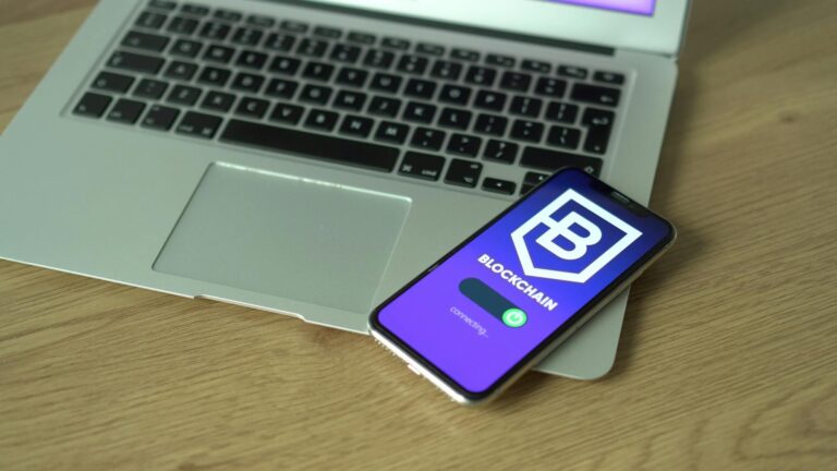 How to Build a Fintech App - Featured image