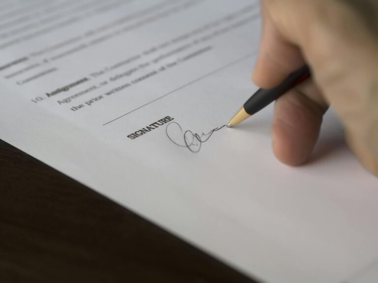 How to Write a Freelance Contract - Featured image