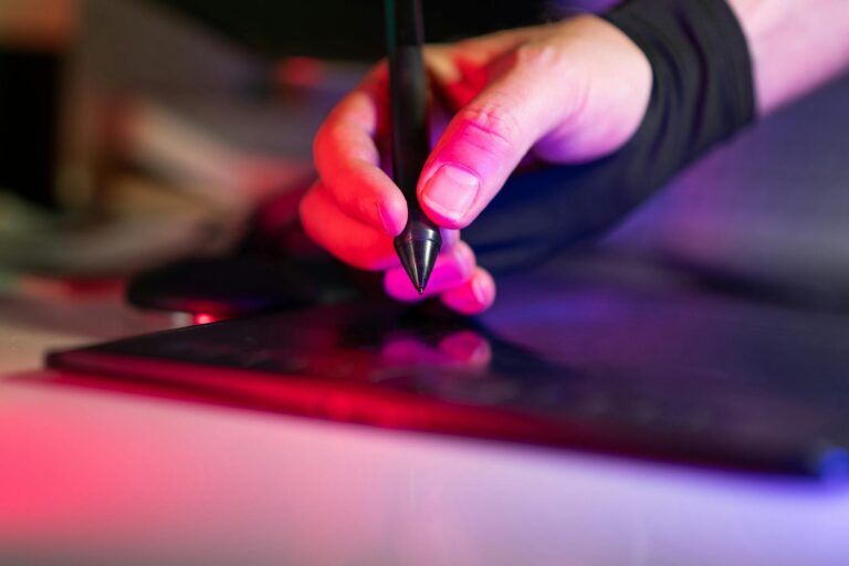 How to Become a Freelance Designer - Featured image