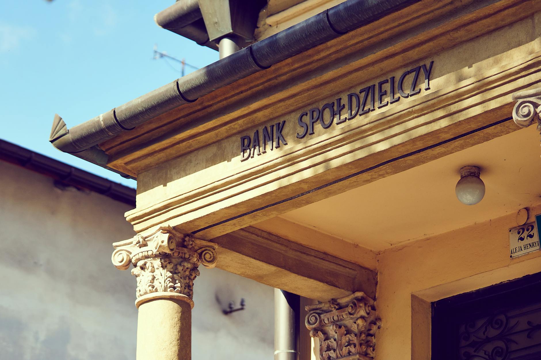 Central Bank Demand and the Structural Support Underpinning Investor Confidence