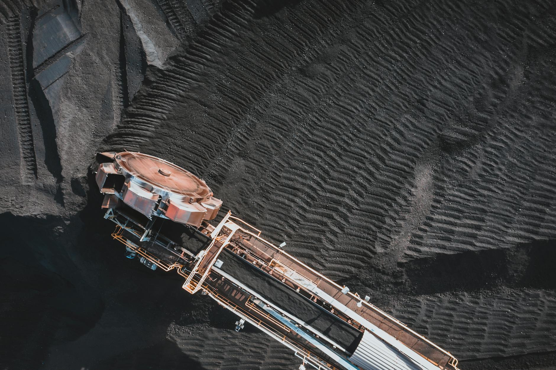 Geopolitical Risk and Metal/Mining Sector IPO Decisions