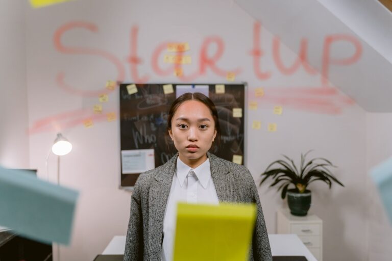 Startup Runway Before Q4: Model Hiring, Renewals, and Slow Sales - Featured image